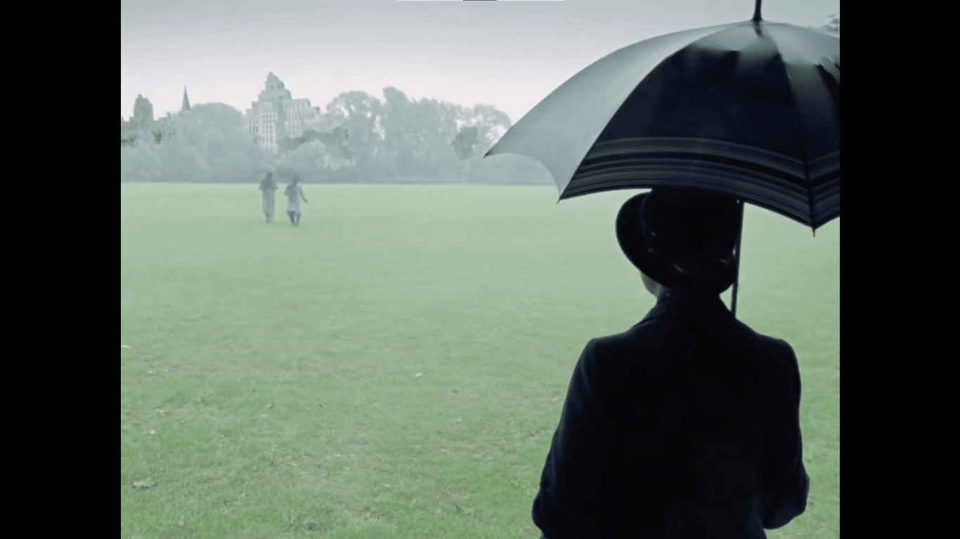 小走りポワロ 依頼人のもとに駆け寄ってくるポワロ